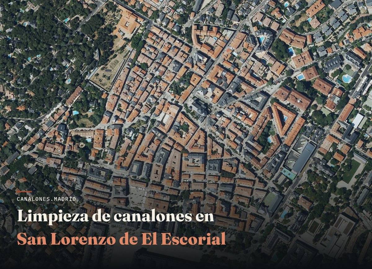 Vista aérea de San Lorenzo de El Escorial, zona de servicio de canalones.madrid para la limpieza y el mantenimiento de canalones, en una localidad de casco histórico y construcción tradicional.