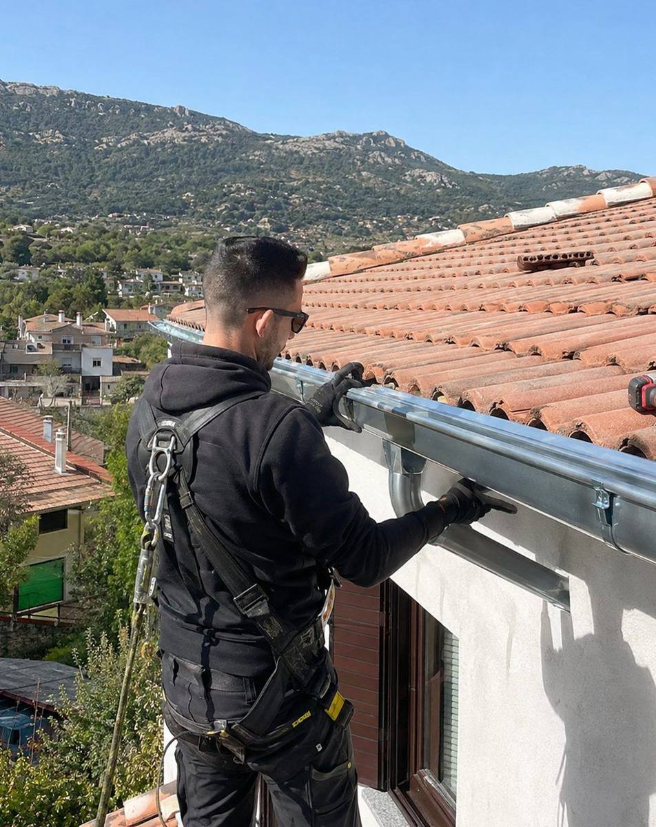 Instalación de canalones con materiales adaptados a cada tejado: PVC, aluminio, zinc o cobre.
